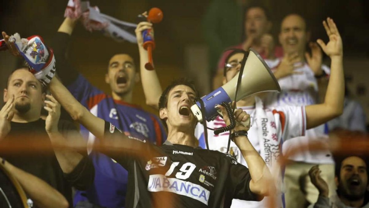 Aficionados animando al Ademar durante un partido.