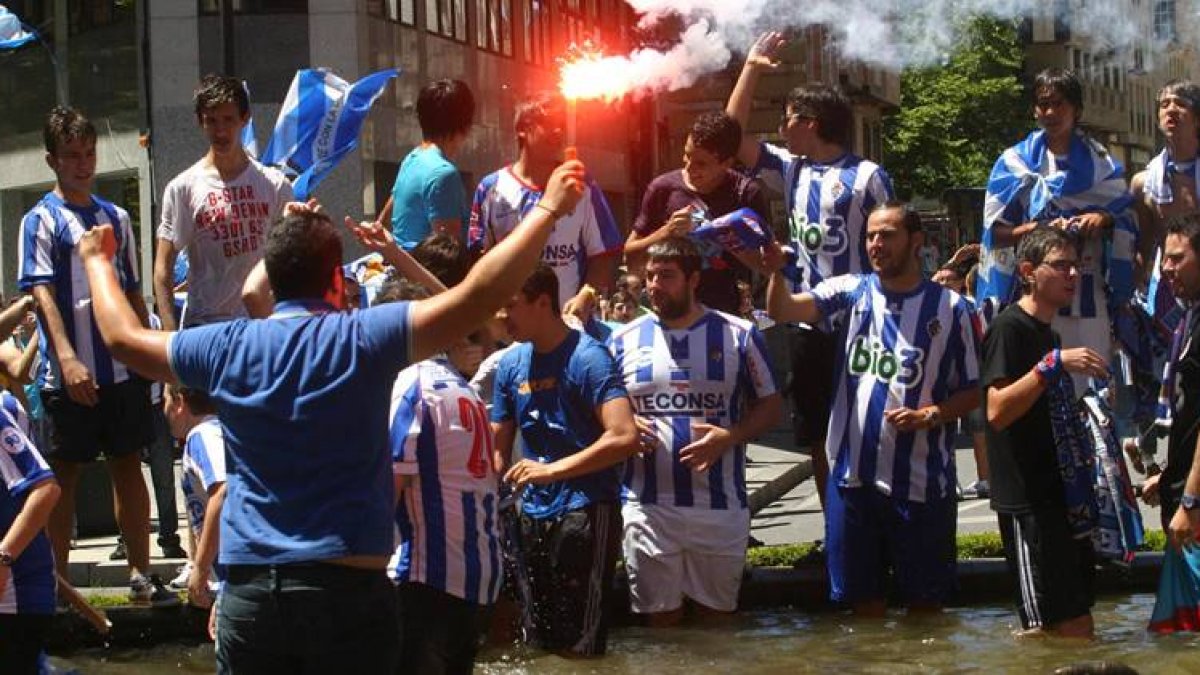 Aficionados de la Ponferradina celebran el triunfo y el ascenso a Segunda División.