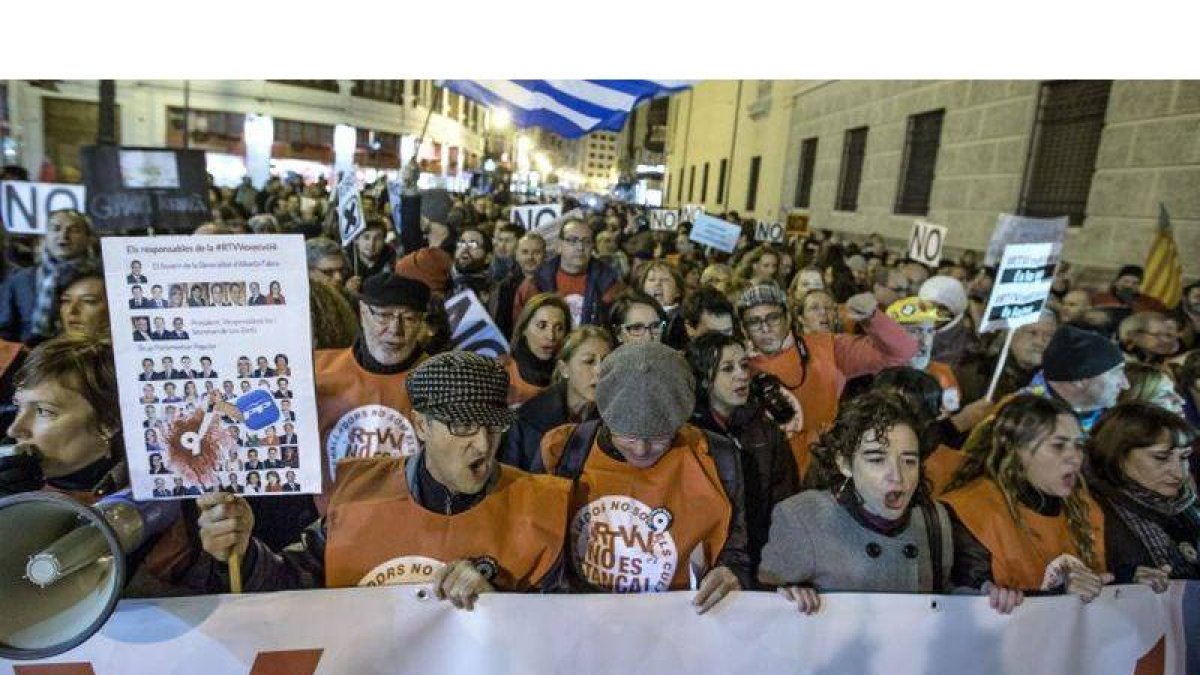 Los trabajadores de Radiotelevisión Valenciana, durante la marcha en protesta por el cierre de RTVV.