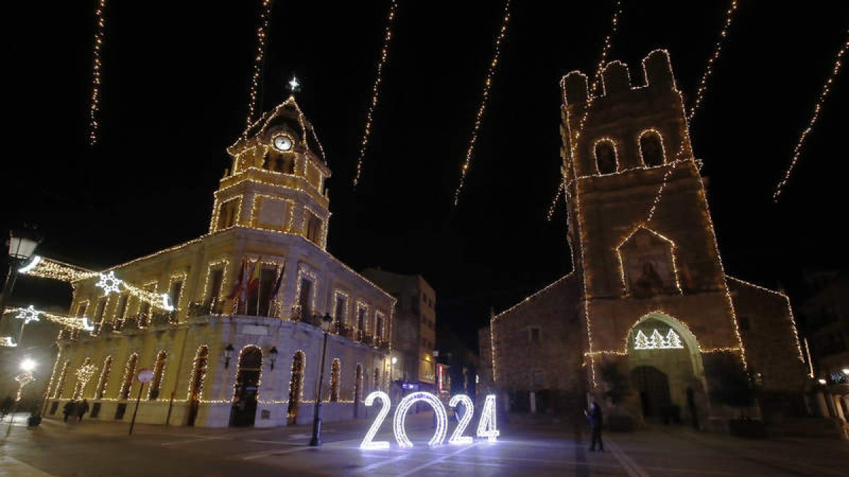 Imagen de la iluminación de la plaza Mayor de La Bañeza, con el edificio del Ayuntamiento y la iglesia.