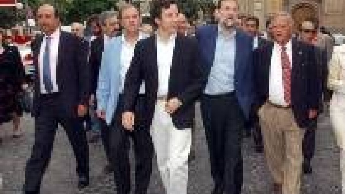 Mariano Rajoy, acompañado por los candidatos extremeños