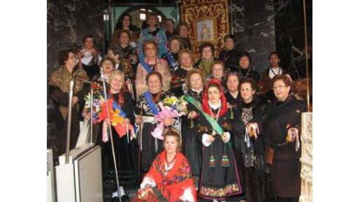 Foto de familia de las águedas en la escalera consistorial