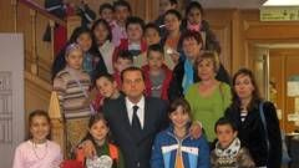 El alcalde de León, Mario Amilivia, con los alumnos del Colegio Gumersindo Azcárate