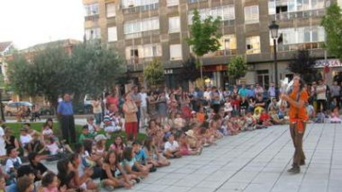 Una de las actuaciones del teatro de calle del pasado año durante las fiestas de Celada.