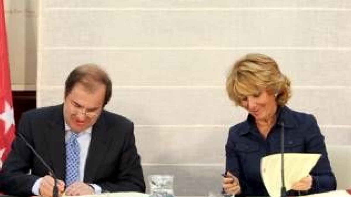 Juan Vicente Herrera y Esperanza Aguirre firmaron el protocolo el pasado 4 de junio