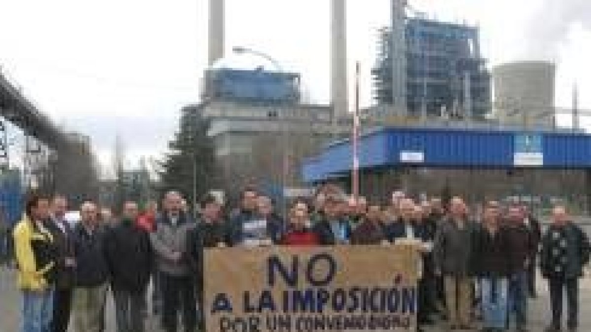 Los trabajadores de Unión Fenosa de La Robla se manifestaron en contra del convenio colectivo
