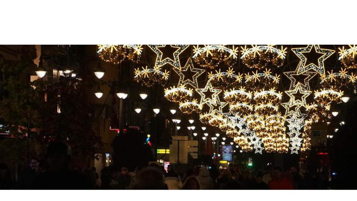 Iluminación navideña en Ordoño, uno de los ejes centrales de la capital leonesa también durante estos días festivos.