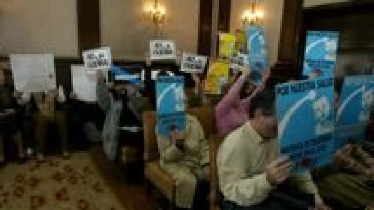 En el Pleno del Ayuntamiento de León varias pancartas reivindicaron durante toda la sesión la paz