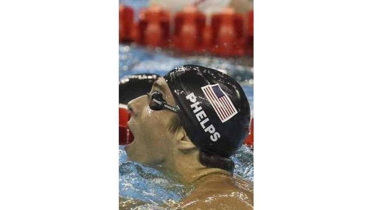 Phelps observa el marcador al finalizar la prueba.