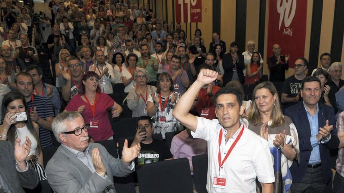 Vicente Andrés (3d) recibe el aplauso de los asistentes tras ser elegido como nuevo secretario general de CCOO en Castilla y León.