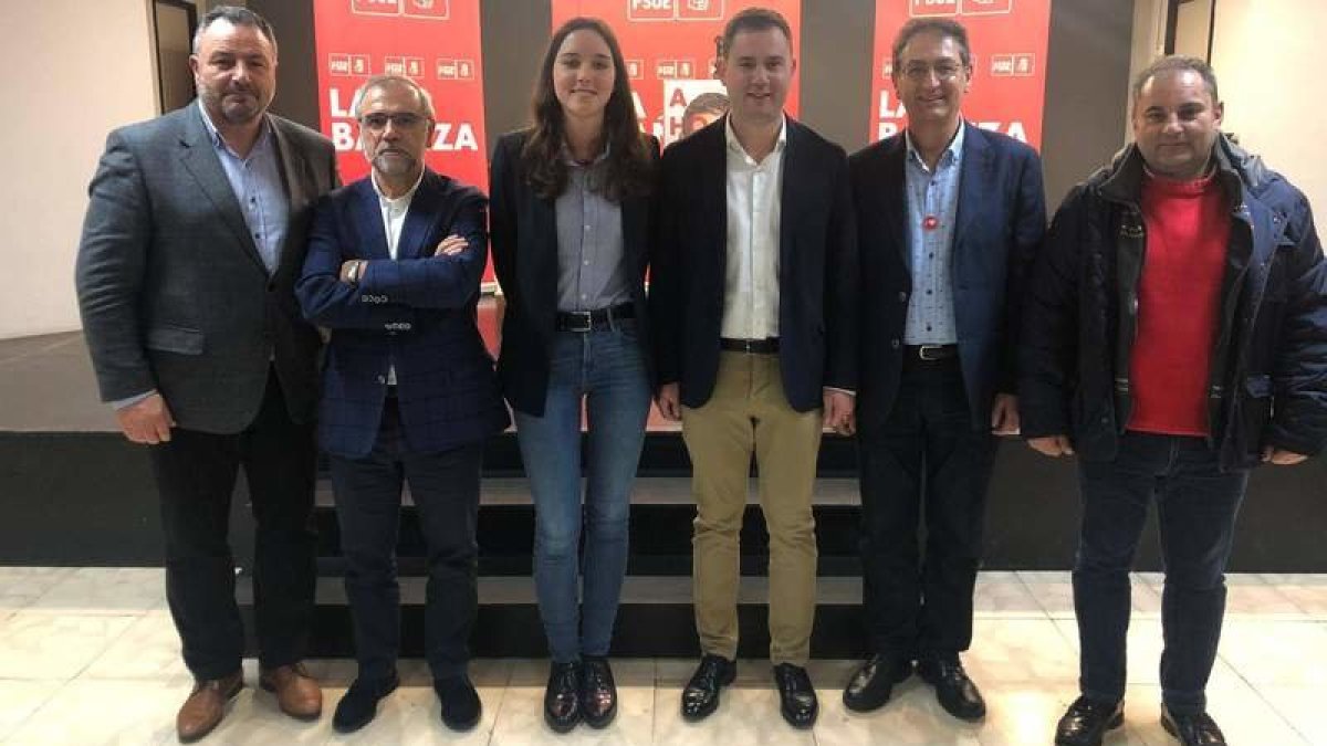 Los socialistas, acompañados por el presidente de la Diputación, ayer en La Bañeza. DL