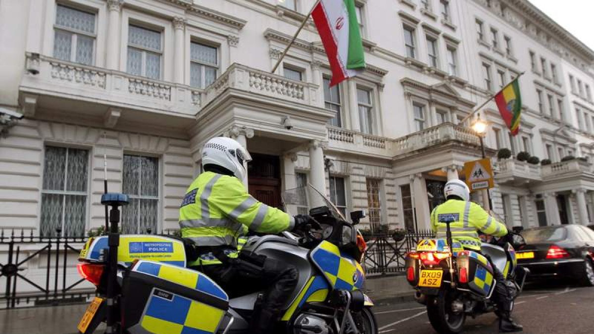 Oficiales de policía británicos hacen guardia frente a la sede de la Embajada de Irán en Londres.