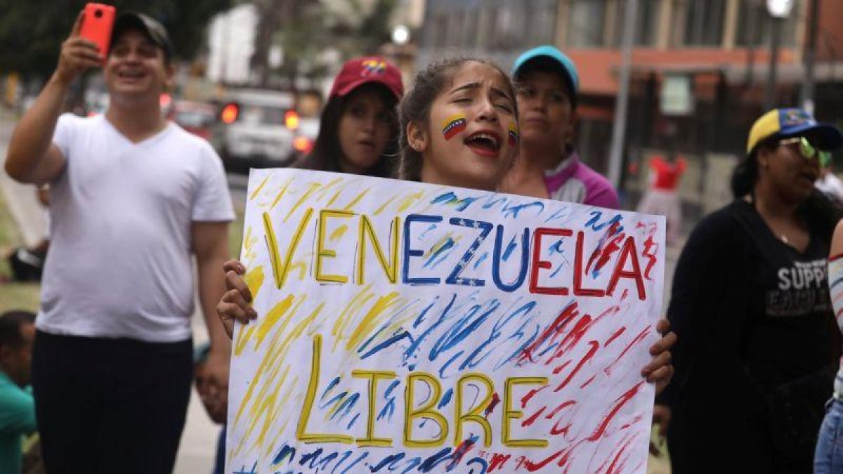 Venezolanos residentes en Perú protestan contra la segunda legislatura de Nicolás Maduro.