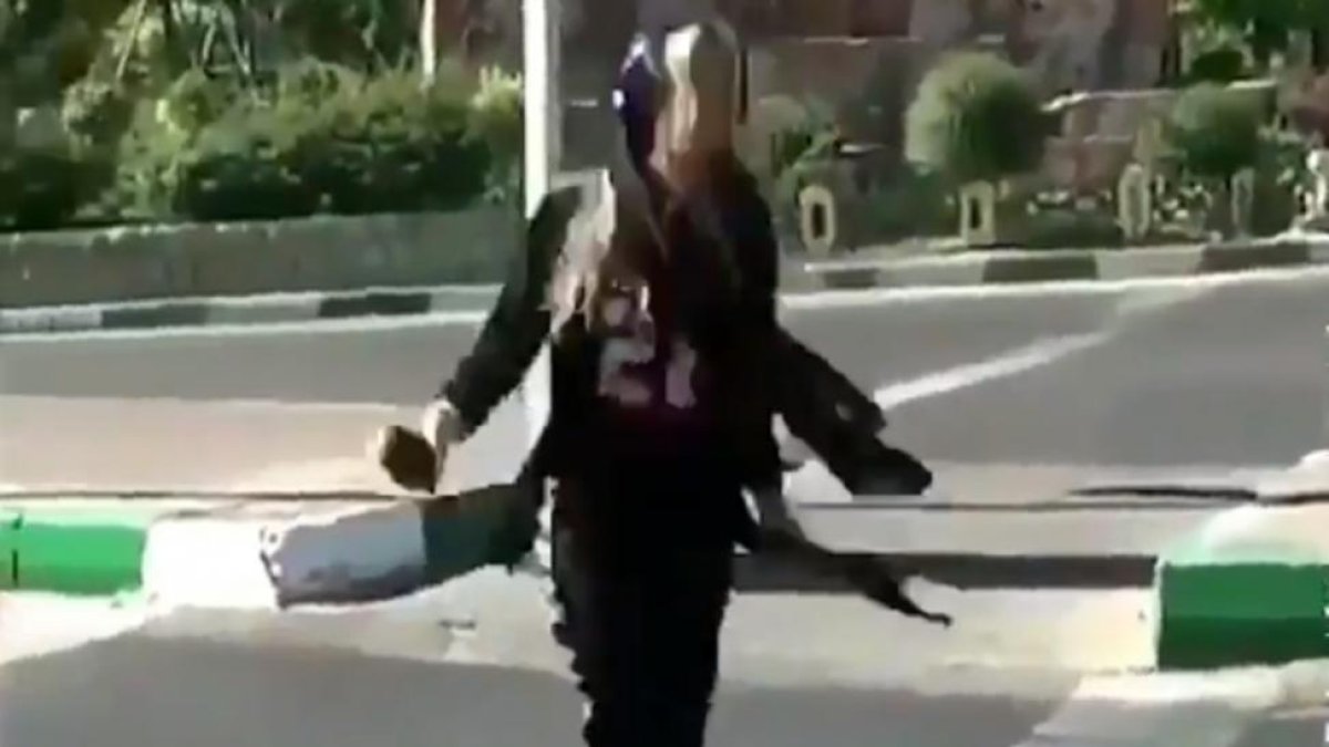 Una de las jóvenes iranís que desafía a las autoridades bailando en la calle. /