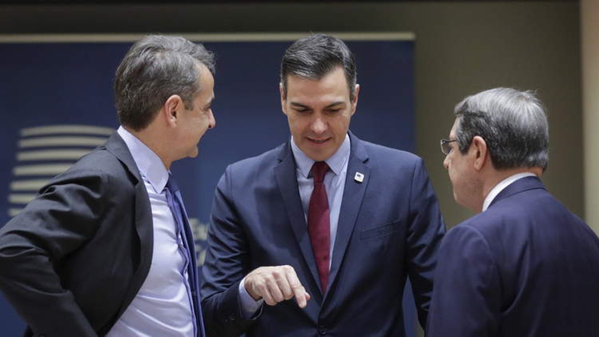 Pedro Sánchez departe junto al primer ministro de Grecia y el de Chipre, ayer, en Bruselas. OLIVER HOSLET