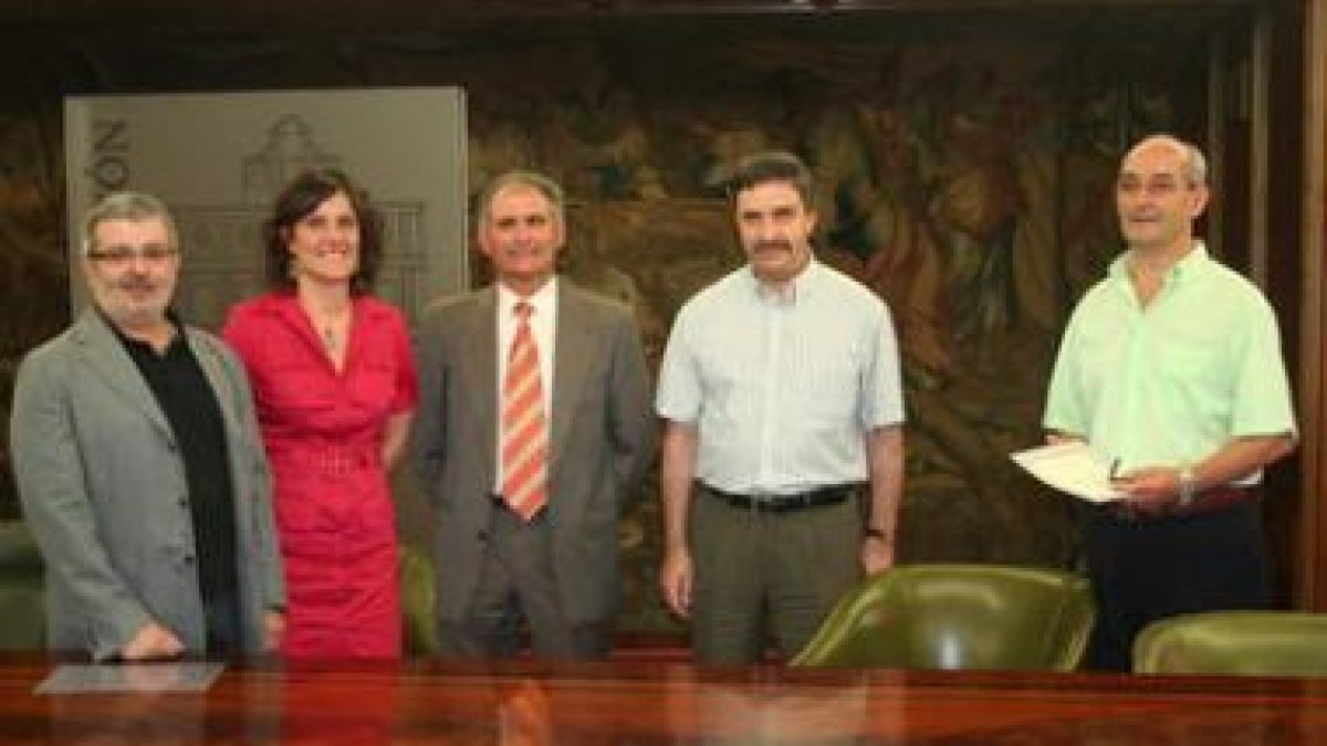 Pérez Lamo y María Rodríguez, junto a los dos homenajeados.
