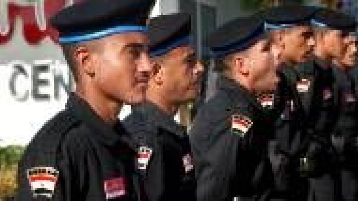 Policías egipcios vigilan el centro donde se celebra la cumbre sobre Irak en Sharm el-Sheij