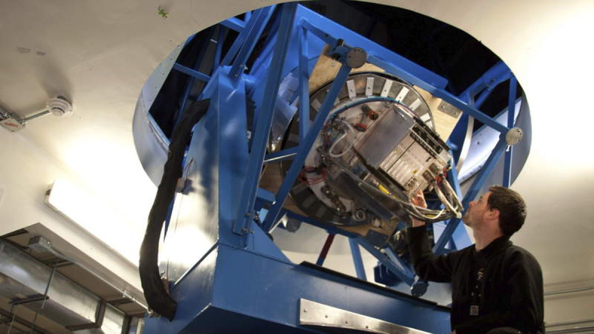 El estudiante Justus Brevik revisando el telescopio Bicep2 instalado en un laboratorio en el Polo Sur.