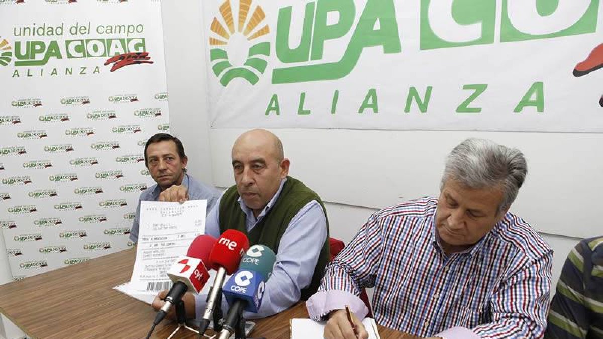 El secretario de UPA Castilla y León, Julio López, y su homólogo en Coag, Aurelio Pérez), presiden la constitución del Comité Electoral Provincial de la Alianza en Soria junto al secretario provincial Raúl Calleja.