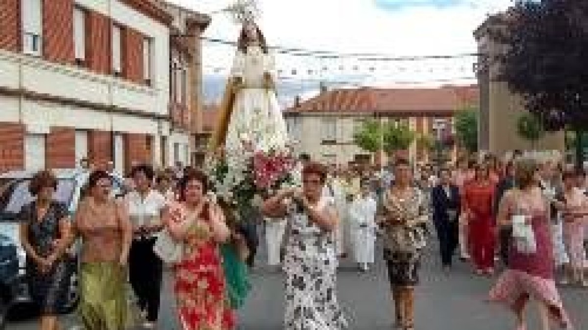 Un momento de la procesión de la Asunción por las calles de Villabalter