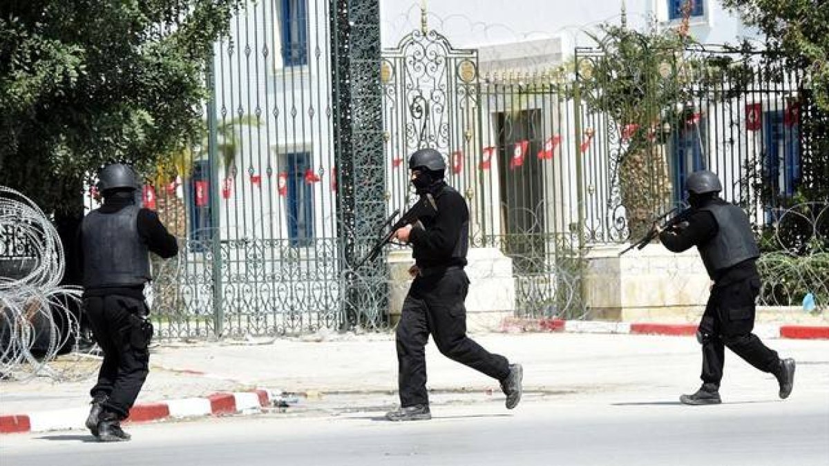 Agentes de las fuerzas de seguridad tunecinas toman posiciones junto al museo Bardo, este miércoles.