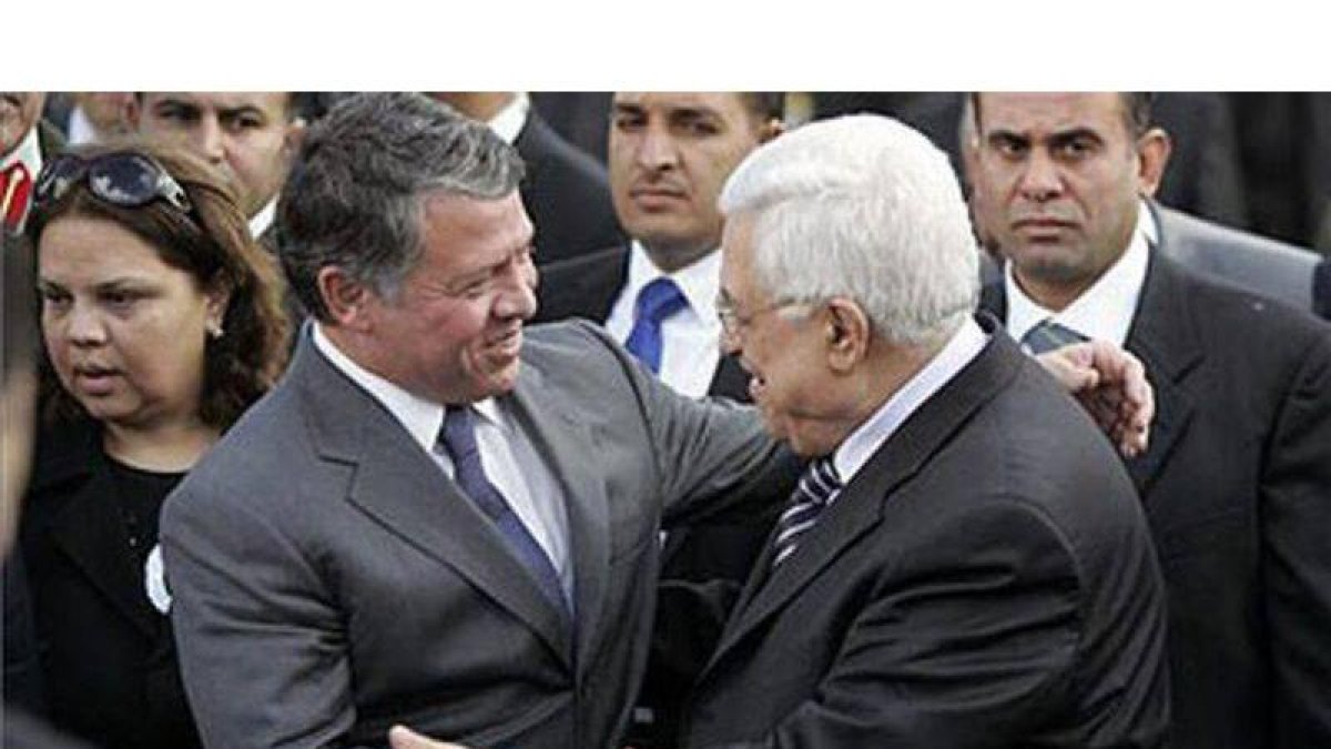 El presidente palestino, Mahmud Abás (derecha), recibe al rey Abdalá de Jordania, este lunes, en Ramala.