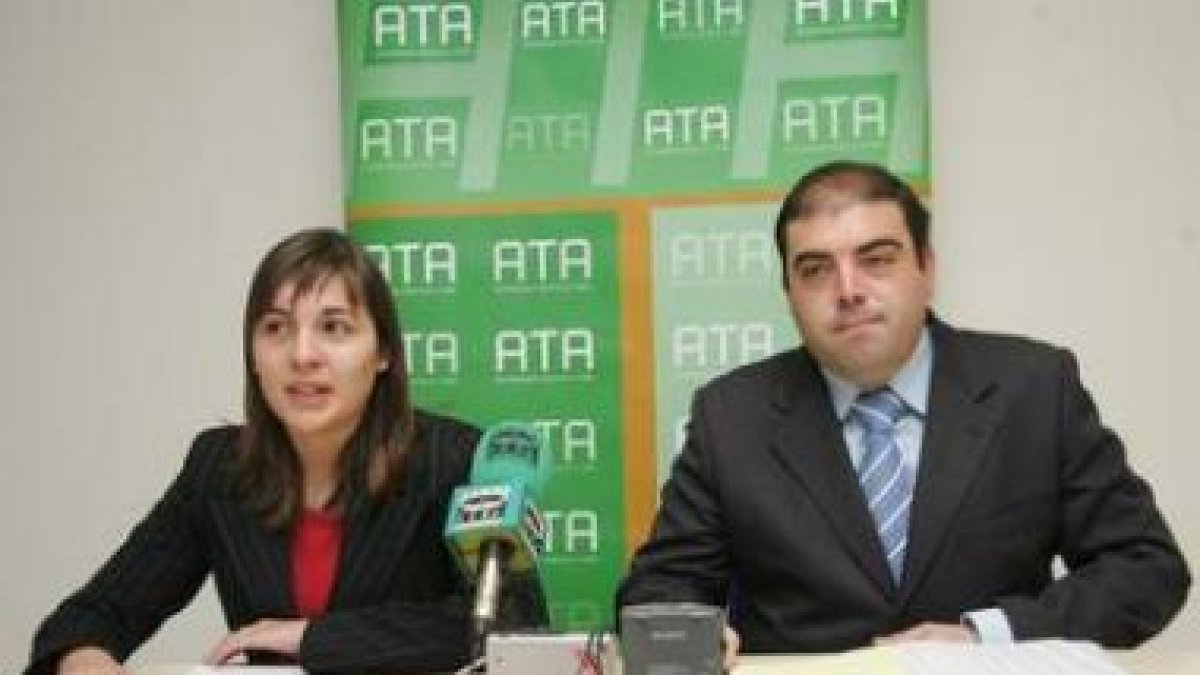 El presidente de ATA, Lorenzo Amor, junto a Soraya Mayo, durante una visita a León