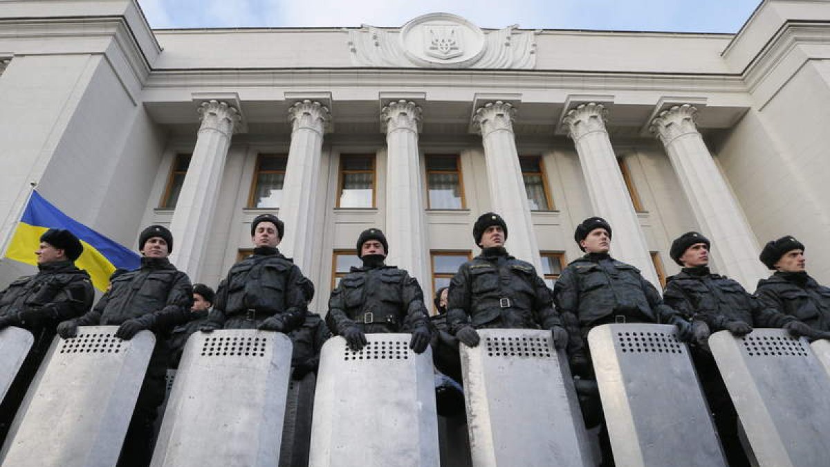 La policía permaneció en guardia ante el Parlamento de Kiev.
