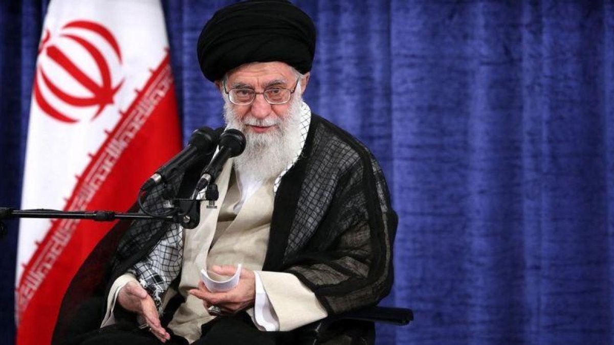 El ayatolá Alí Jamenei en una reunión con miembros del Gobierno iraní el 23 de mayo.