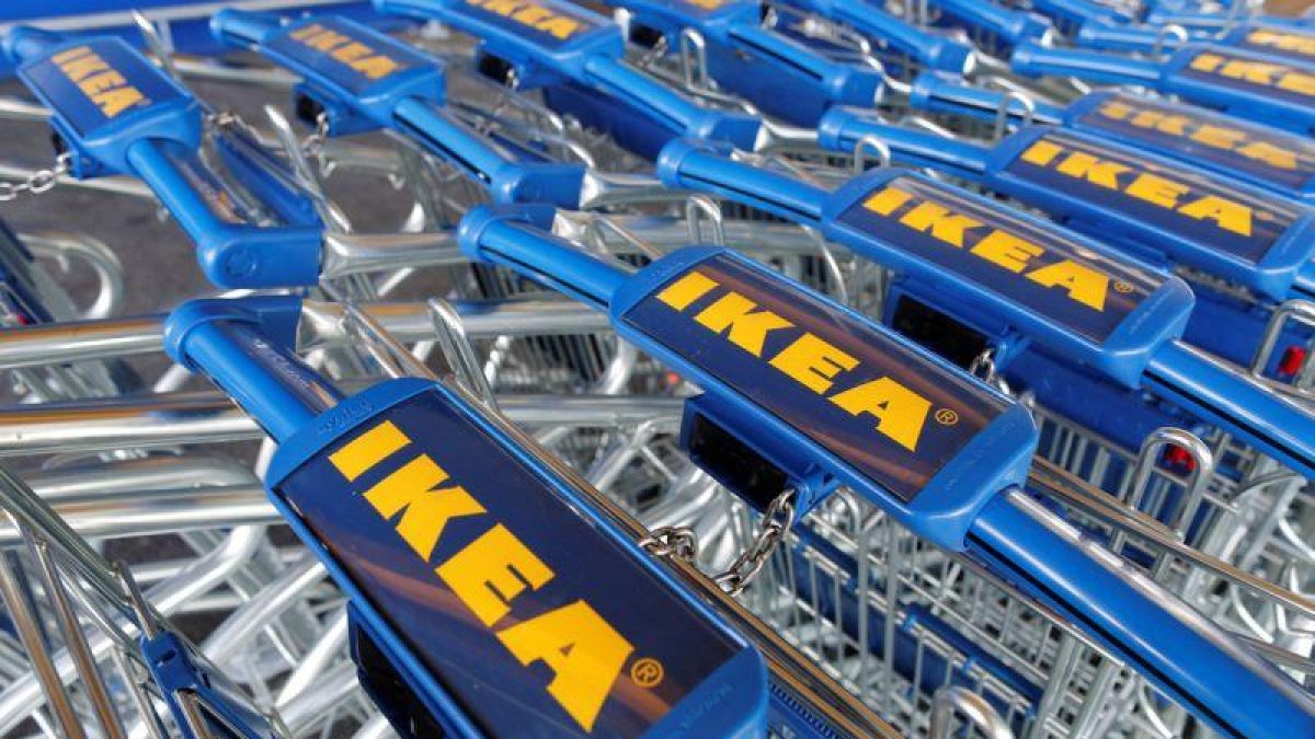 Carritos de Ikea en un establecimiento de la cadena sueca en Francia.