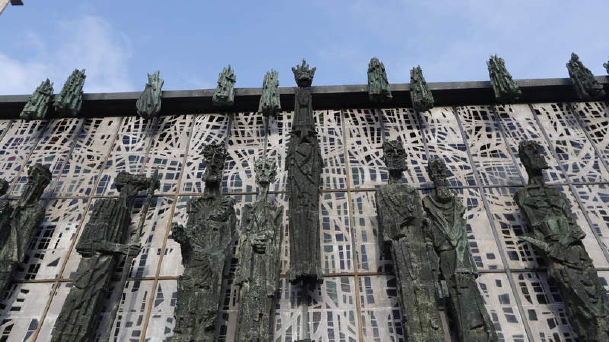 Las esculturas de la fachada son uno de los atractivos del Santuario. JESÚS