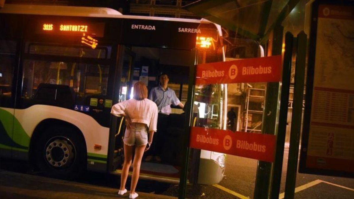 Una joven accede, en Bilbao, a un autobús que dispone de paradas a demanda para mujeres no acompañadas.