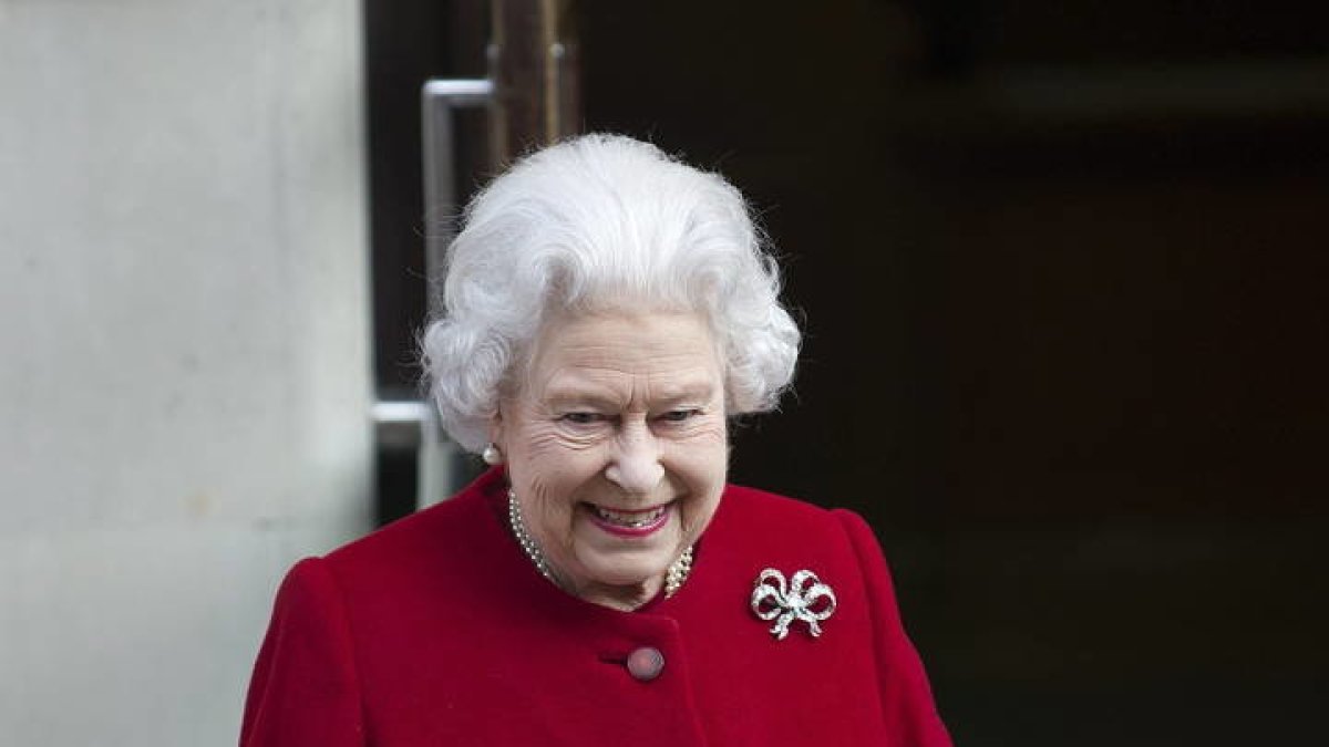 La reina de Inglaterra cita a a "cúpula" de la monarquía británica para decidir el futuro de Enrique y Meghan. BOGDAN MARAN