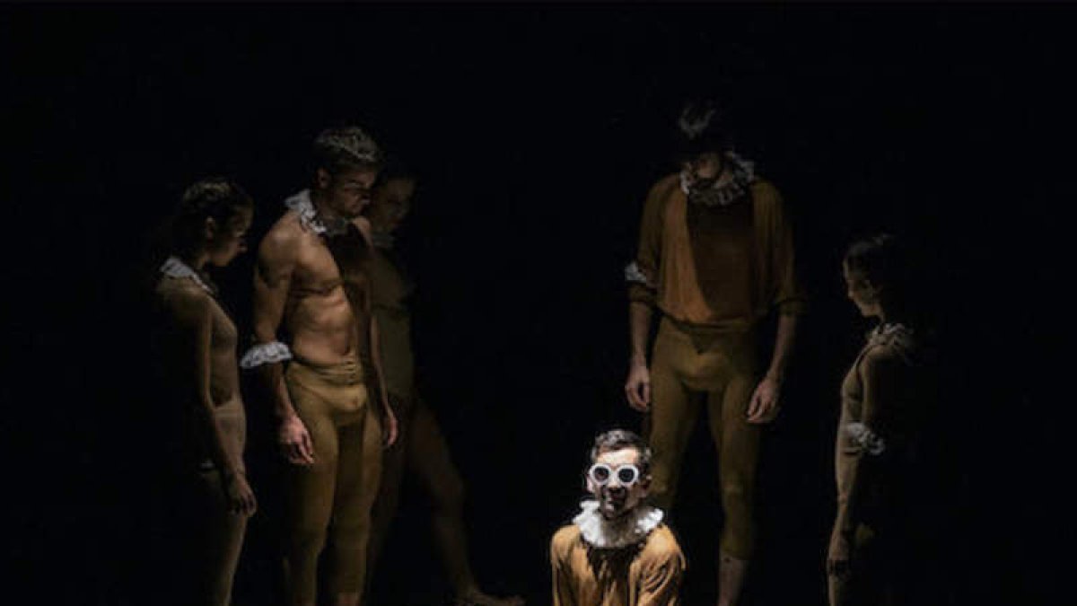 Imagen de la pieza titulada ‘Esclavos felices’, que forma parte de ‘Bat’, el espectáculo que Dantzaz Konpainia trae el viernes 24 al Teatro Bergidum de Ponferrada. DL
