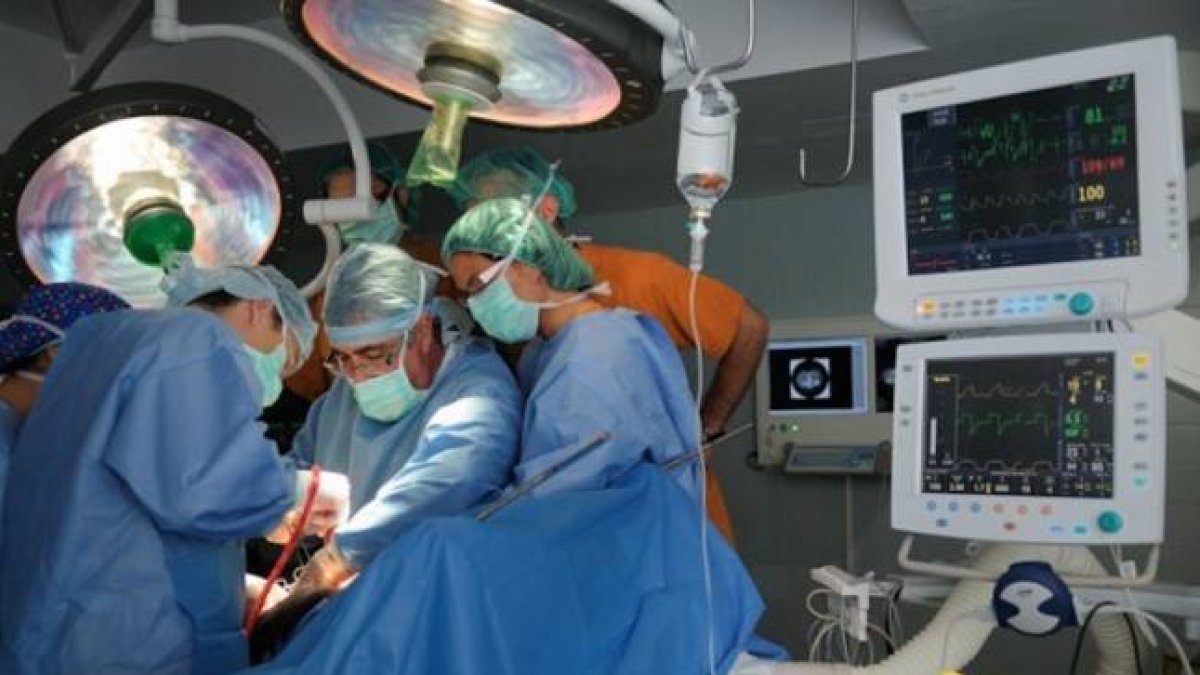 Imagen de una operación en el hospital de Bellvitge.
