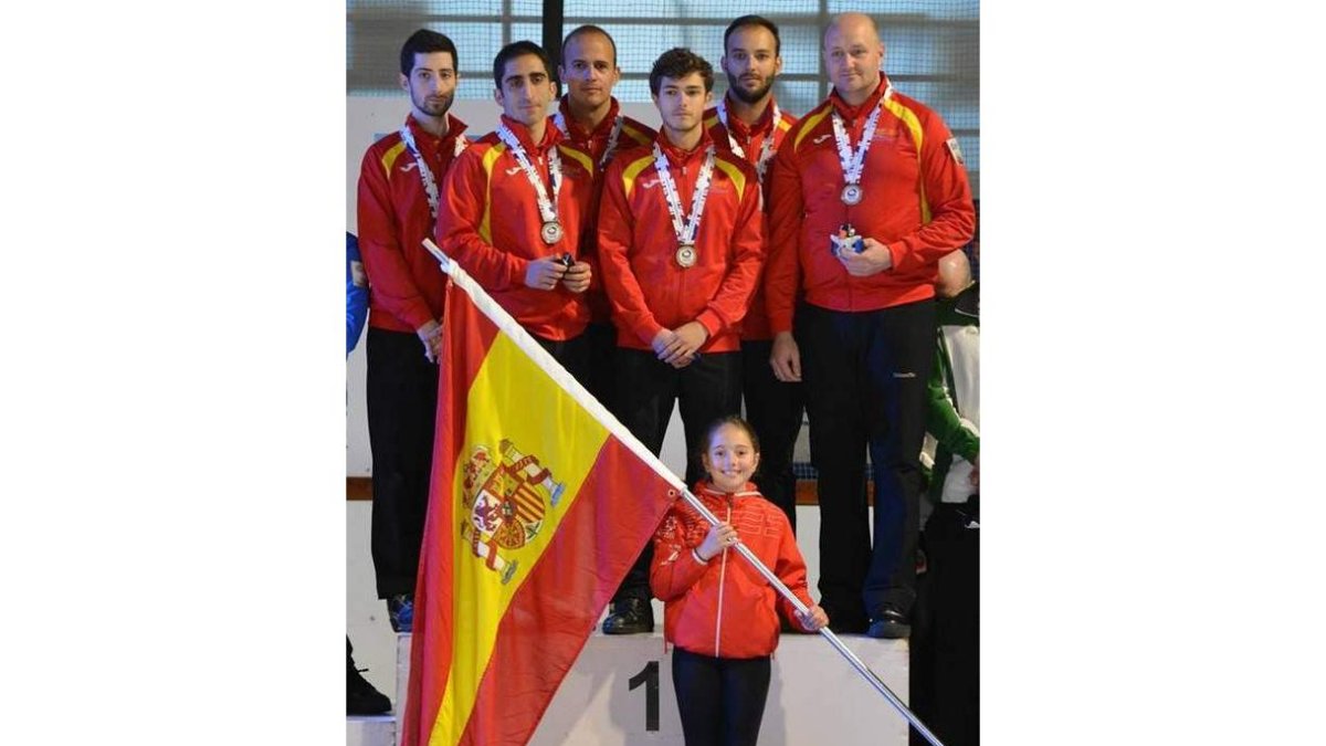 Eduardo junto a sus compañeros en el podio del Europeo C. DL