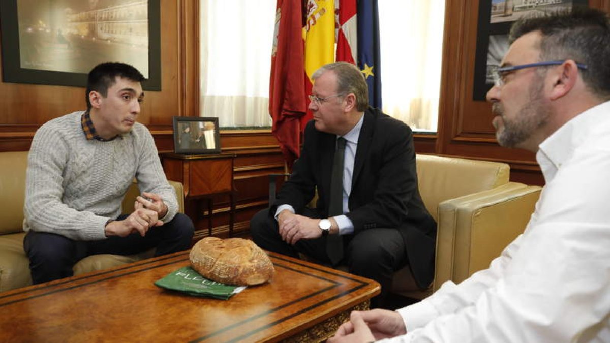 reunión del panadero con el alcalde ayer, en el Ayuntamiento de León.