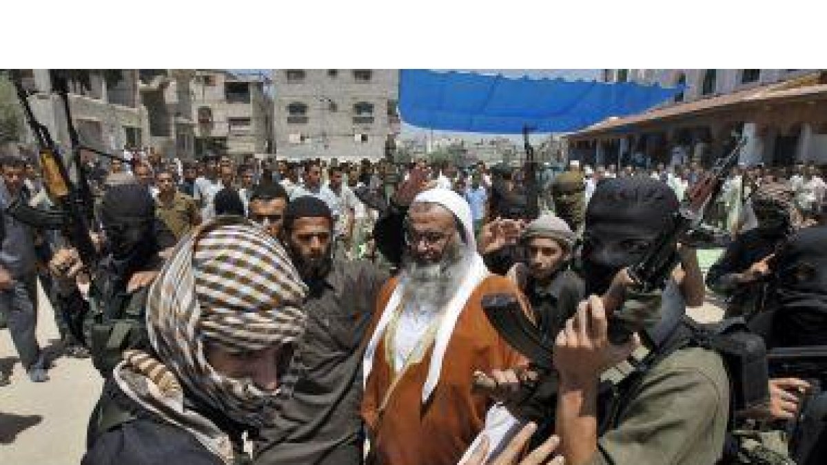Abdul Latif Musa (c), representante del grupo islamista radical palestino Jund Ansar Allah.
