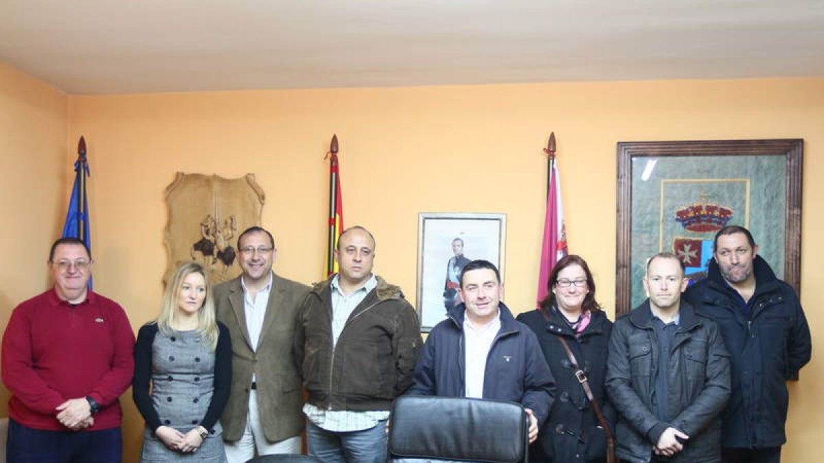 Enrique Busto (centro) junto a los representantes nacionales y locales de Protección Civil.