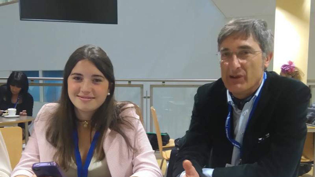 Inés Fernández Martínez con su profesor del IES Lancia Julio Fernández Alcalde antes de recoger el premio en Bruselas. DL