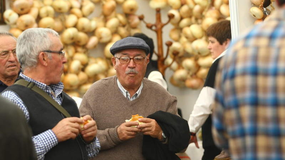 Imagen del mercado tradicional de Páramo el año pasado, con sus famosas cebollas al fondo.