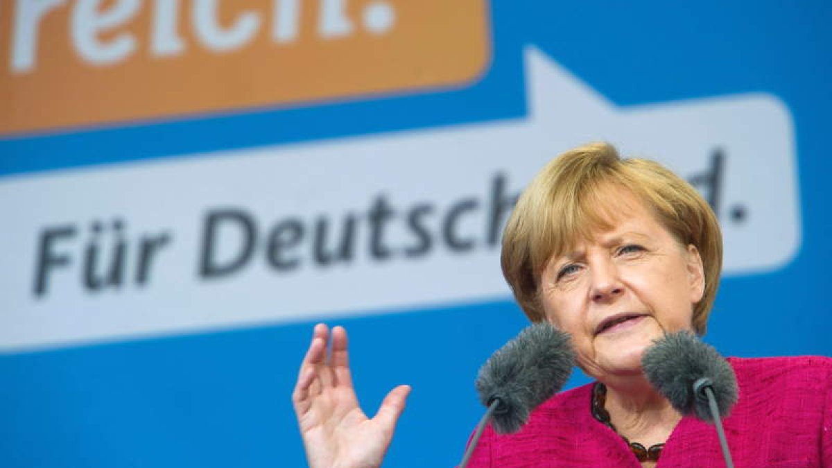 Merkel da un discurso durante el acto final de su campaña electoral en Stralsund.