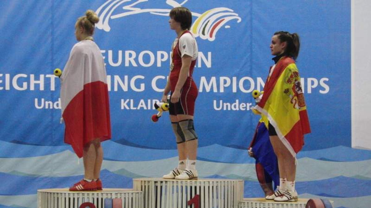 María Emma en el podio con la bandera de España.