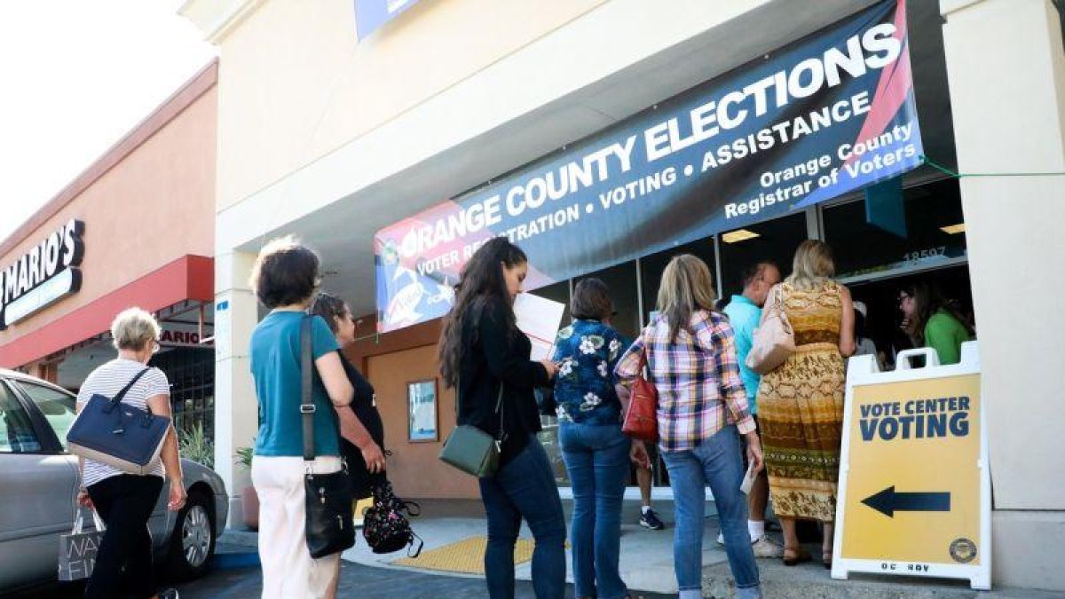 Personas hacen fila durante la jornada de votación anticipada para las elecciones 2018 en California . Votantes alrededor del país eligen a sus representantes locales, estatales y nacionales