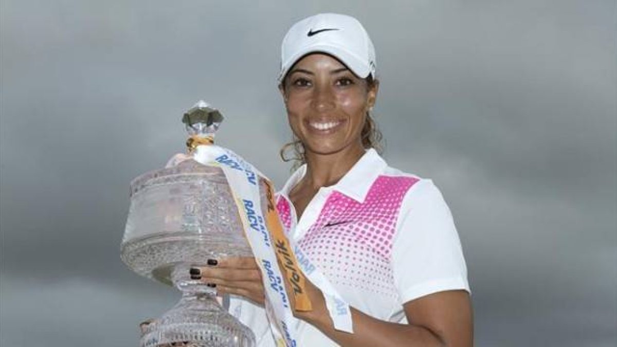 Cheyenne Woods muestra el trofeo que le acredita como ganadora del Masters de Australia del 2014.
