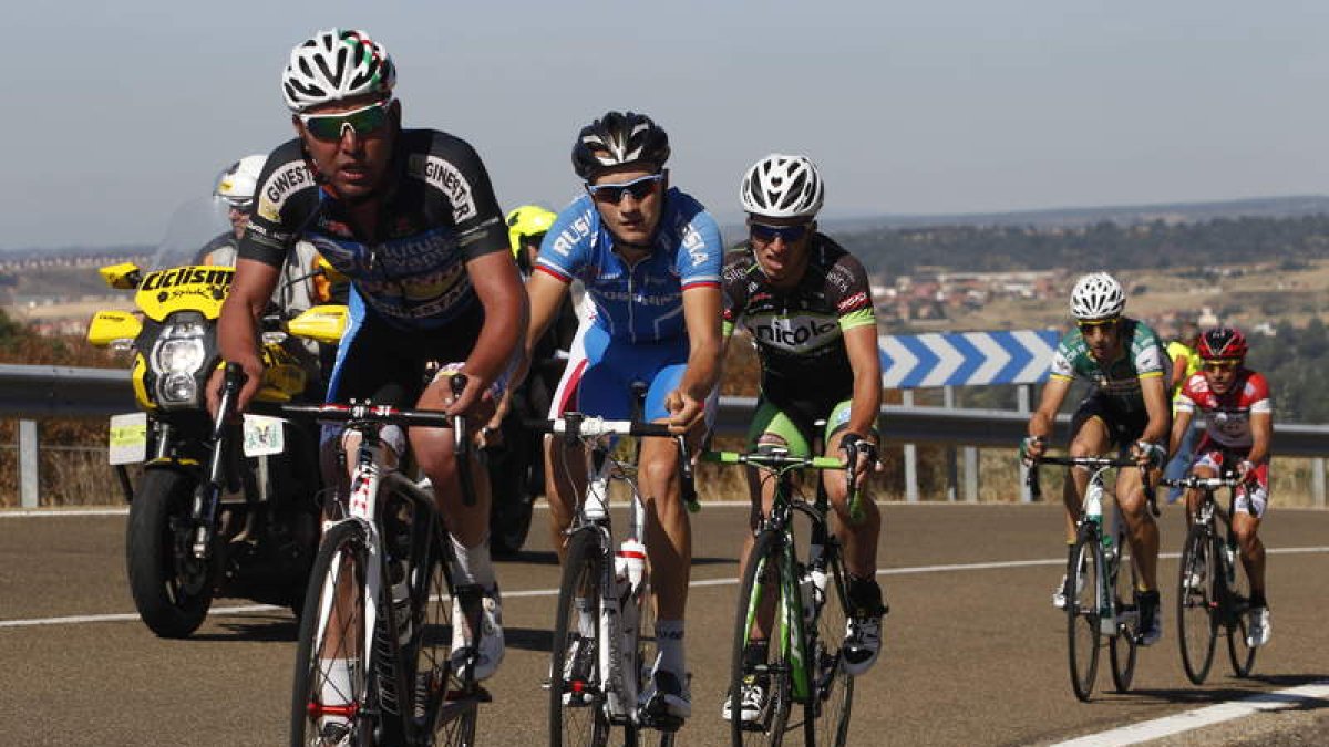 Varios ciclistas marchan escapados durante una etapa de la Vuelta a León disputada el año pasado.