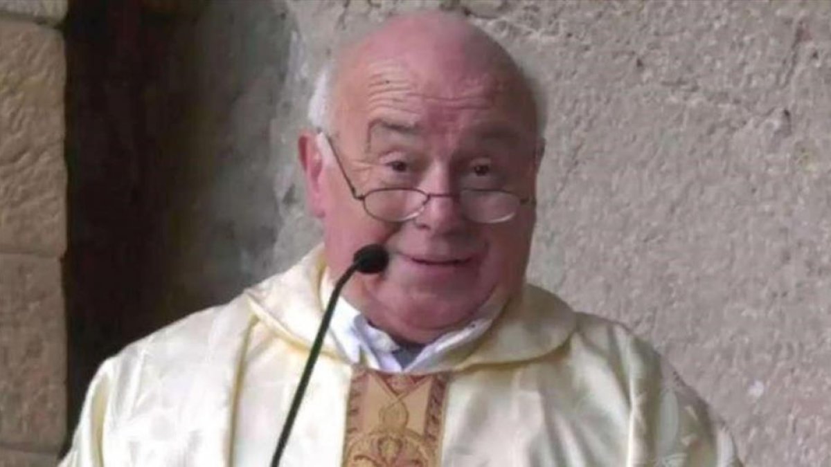 El sacerdote Fernando Fueyo, capellán del Sporting de Gijón e íntimo amigo de Quini.
