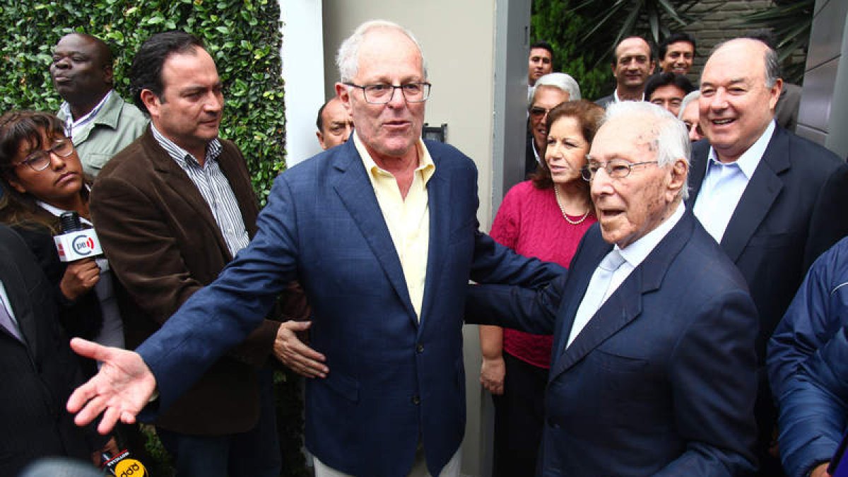 Pedro Pablo Kuczynski junto a Luis Bedoya Reyes, fundador del Partido Popular Cristiano. E. CAVERO