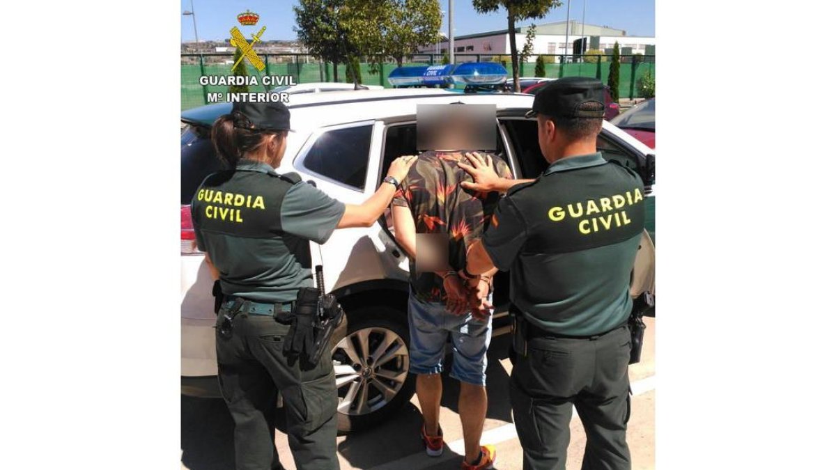 La Guardia Civil en el momento de detener a uno de los implicados en los delitos del Bierzo.