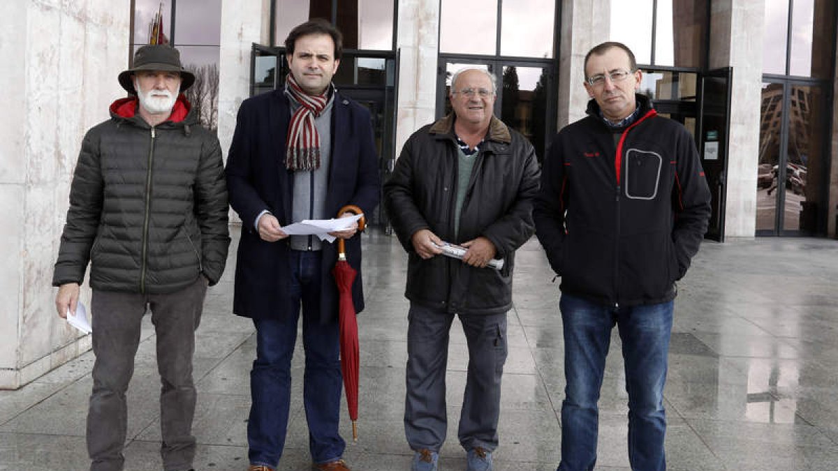 Los alcaldes de Villargusán, San Emiliano, Candemuela y Pinos, ayer en León. MARCIANO PÉREZ